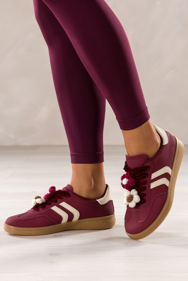 Bordowe sneakersy damskie buty sportowe na platformie welurowe sznurówki z odpinanymi kwiatami beżowe wstawki Carla X6087