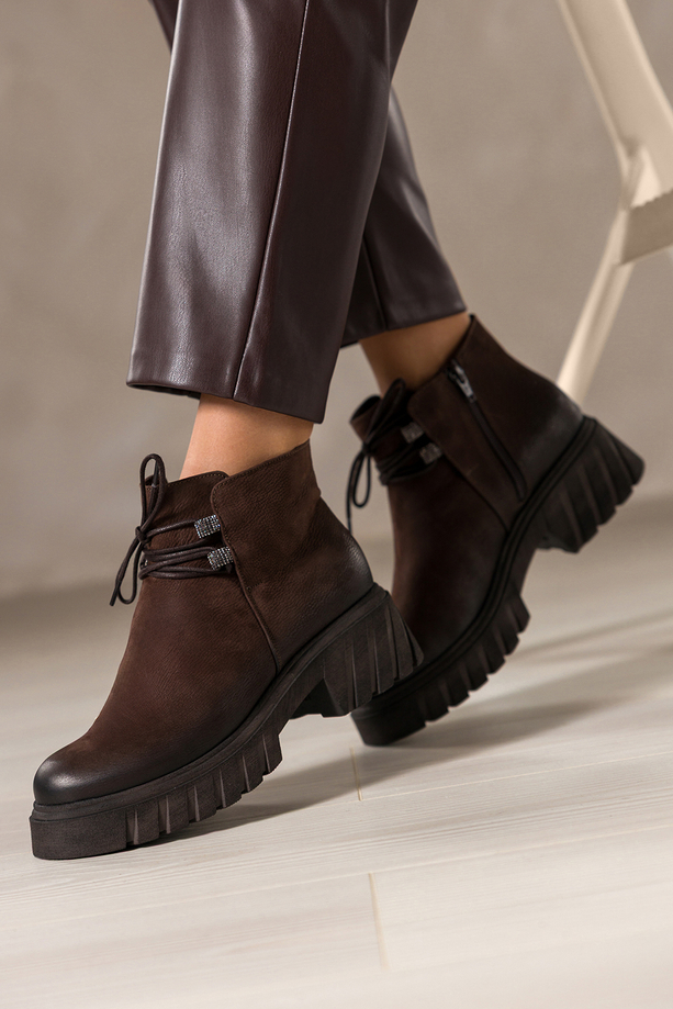 Czekoladowe botki skórzane damskie nubukowe na bieżnikowanej czekoladowej podeszwie przy sznurówkach ozdoby z cyrkoniami PRODUKT POLSKI Casu 8085