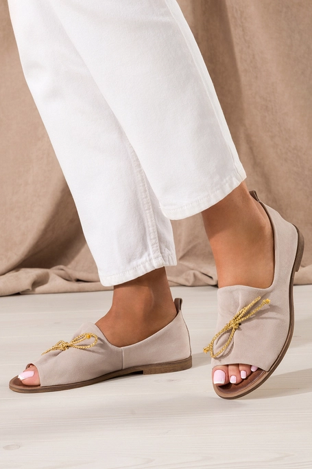 Beżowe sandały skórzane damskie zabudowane ze złotą kokardą PRODUKT POLSKI Casu 2660-042