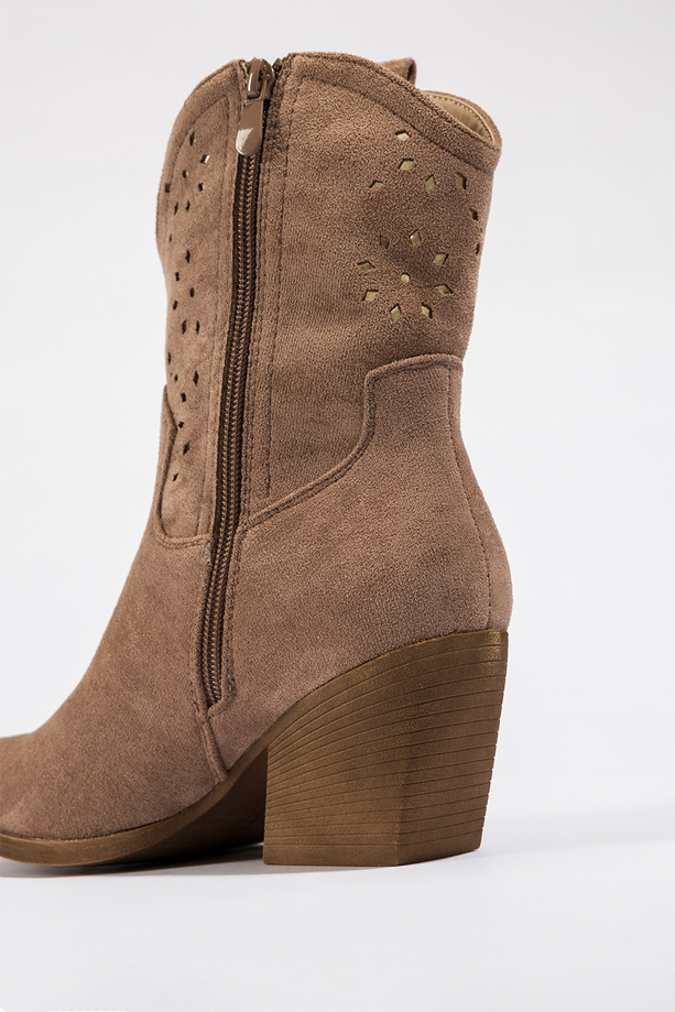 Beżowe botki damskie kowbojki ażurowe na szerokim ściętym klocku Casu JW25X7-K