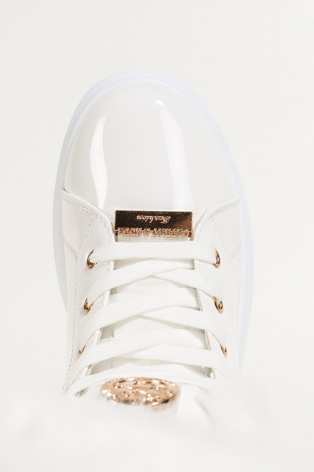 Białe botki damskie lakierowane platforma ze złotym akcentem złota ozdoba na języku sznurowane Casu 6992-86