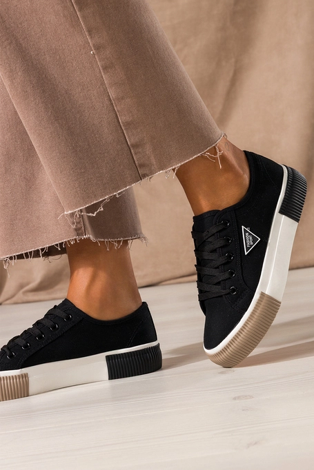 Czarne trampki damskie sneakersy na platformie z ozdobą sznurowane Carla QY835