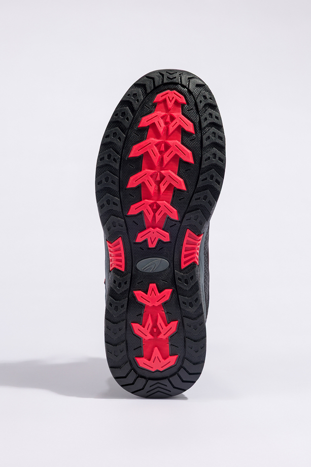 Czarne buty trekkingowe damskie buty sportowe na bieżnikowanej podeszwie z regulowaną elastyczną sznurówką czerwone wstawki softshell Casu 2213-7W