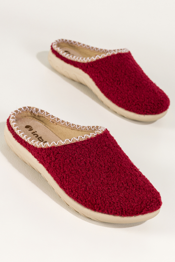 Bordowe kapcie damskie Inblu obuwie domowe z materiału typu baranek z ozdobną lamówką wkładka soft VG969299