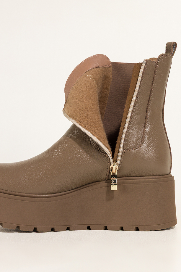 Ciemnobeżowe botki skórzane damskie na bieżnikowanej platformie guma w cholewce stalowa ozdoba PRODUKT POLSKI Casu 39501