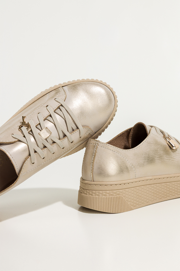 Złote sneakersy skórzane damskie buty sportowe przecierane na platformie z kłódką sznurowane PRODUKT POLSKI Casu 1145