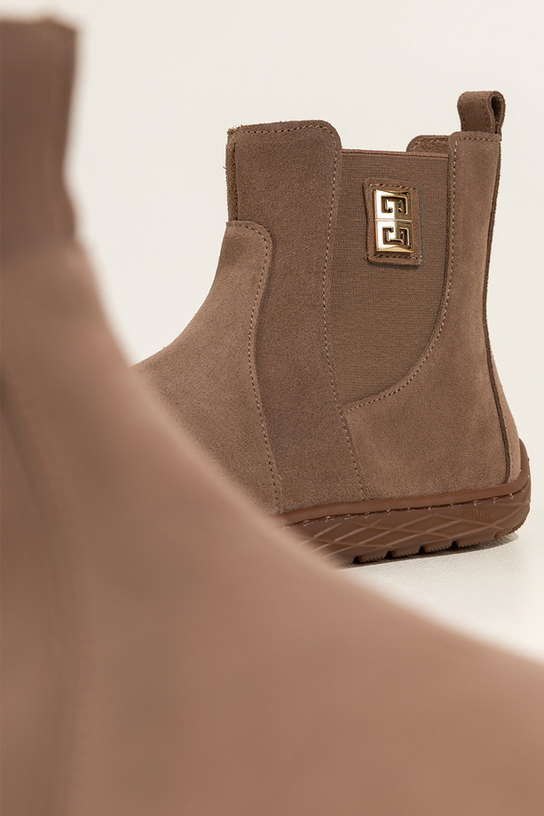 Ciemnobeżowe botki barefoot skórzane damskie szerokie na elastycznej płaskiej podeszwie złota ozdoba guma w cholewce PRODUKT POLSKI Casu 69925