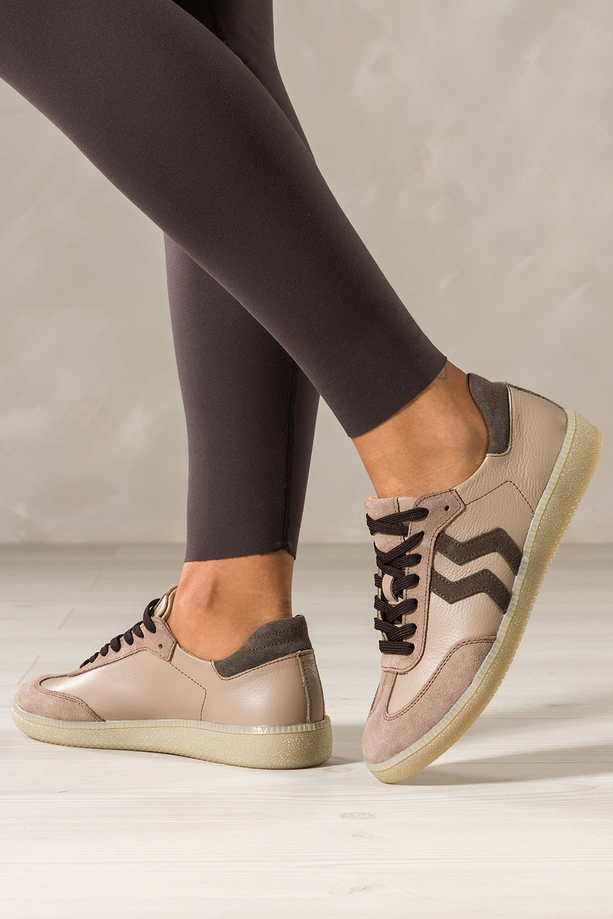 Beżowe sneakersy skórzane damskie buty sportowe na elastycznej płaskiej podeszwie z czekoladowymi wstawkami sznurowane PRODUKT POLSKI Casu M8763