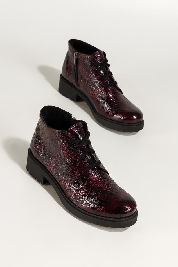 Bordowe botki skórzane damskie lakierowane z wzorem sznurowane PRODUKT POLSKI Casu 444
