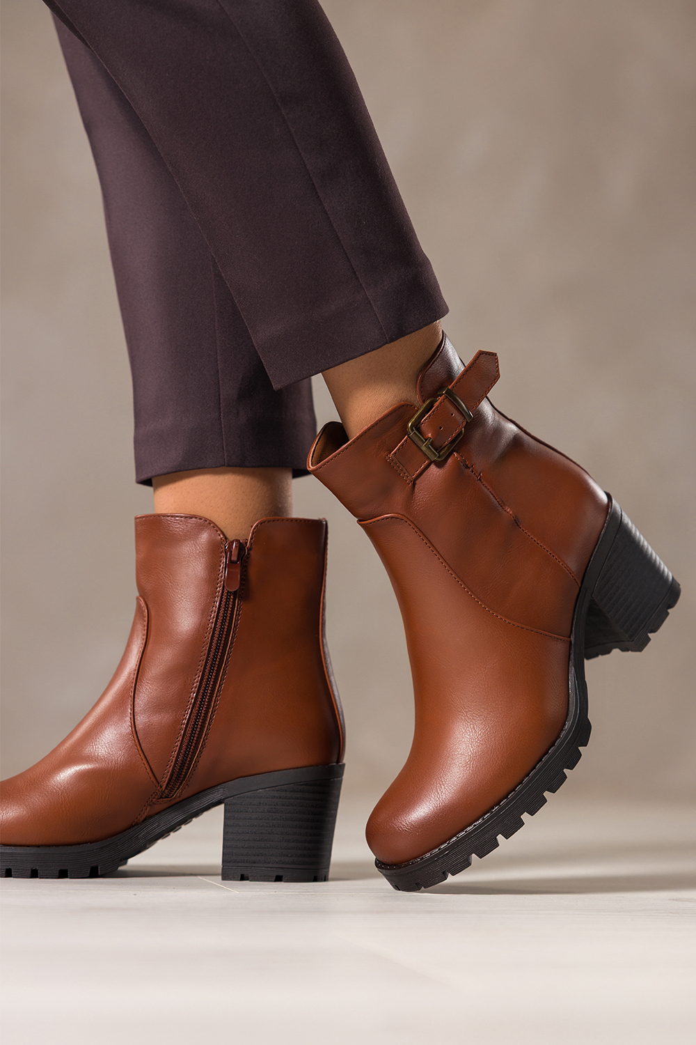 Camelowe botki damskie bieżnikowany obcas i platforma pasek ze stalową klamrą Casu 7930