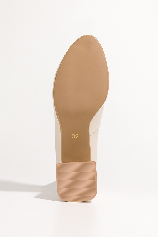 Beżowe czółenka skórzane damskie peep toe z perłową powłoką na ozdobnym klocku  ozdoba z kryształkiem PRODUKT POLSKI Casu 3771