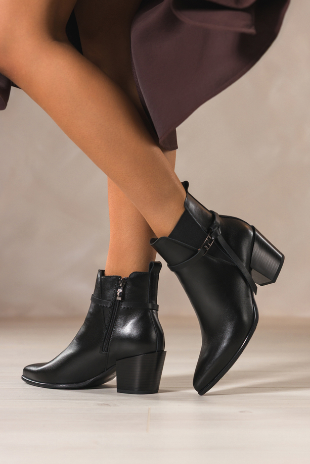 Czarne botki skórzane damskie kowbojki na ściętym klocku guma w cholewce pasek ze stalową ozdobą PRODUKT POLSKI Casu 39435