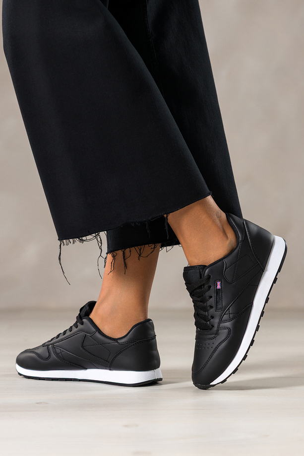 Czarne sneakersy damskie buty sportowe na białej podeszwie sznurowane Carla 8210-89