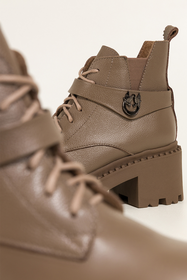 Ciemnobeżowe botki skórzane damskie workery na bieżnikowanej platformie w cholewce guma pasek ze stalową ozdobą sznurowane PRODUKT POLSKI Casu 39442