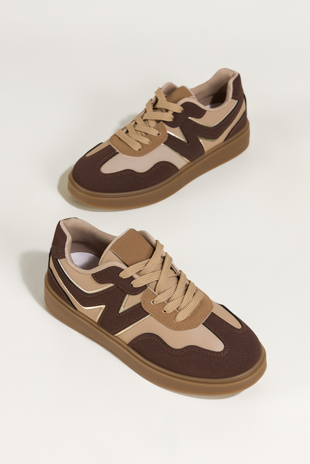 Czekoladowe sneakersy damskie buty sportowe na beżowej platformie beżowe wstawki sznurowane Casu 0833