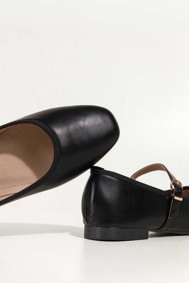 Czarne baleriny damskie Mary Jane z paskiem Carla S1-8742C