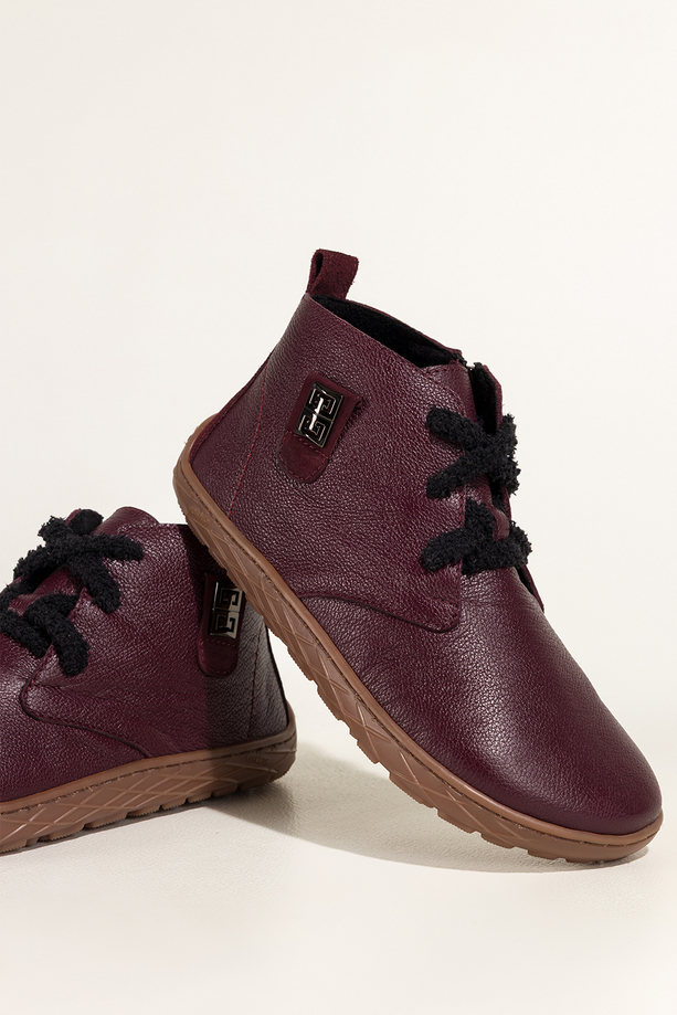 Bordowe botki barefoot skórzane damskie szerokie na elastycznej płaskiej podeszwie stalowa ozdoba puszyste sznurówki PRODUKT POLSKI Casu 69928