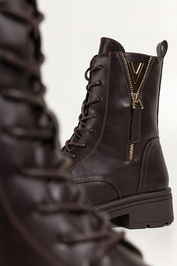 Czekoladowe botki damskie na niskim klocku cholewka z ozdobnym zamkiem złota ozdoba sznurowane Casu S7562Y