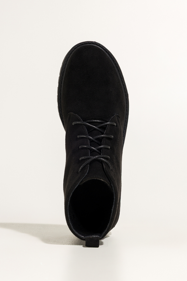 Czarne botki damskie na żłobionej podeszwie sznurowane Casu 8998-8