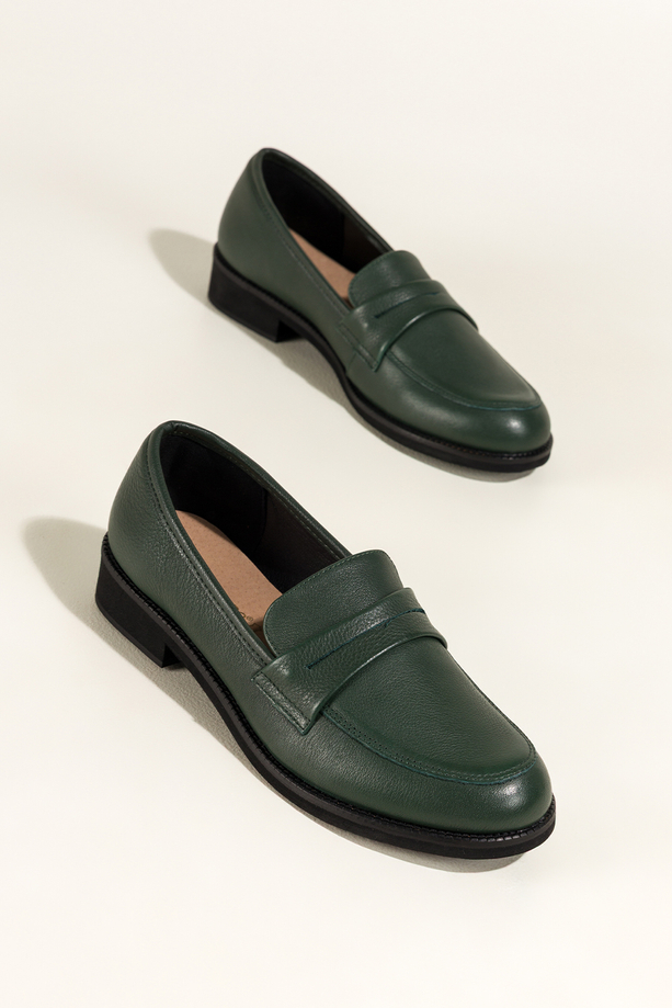 Zielone mokasyny skórzane damskie Sergio Leone na niskim szerokim obcasie ozdobny pasek na cholewce NP74887-H