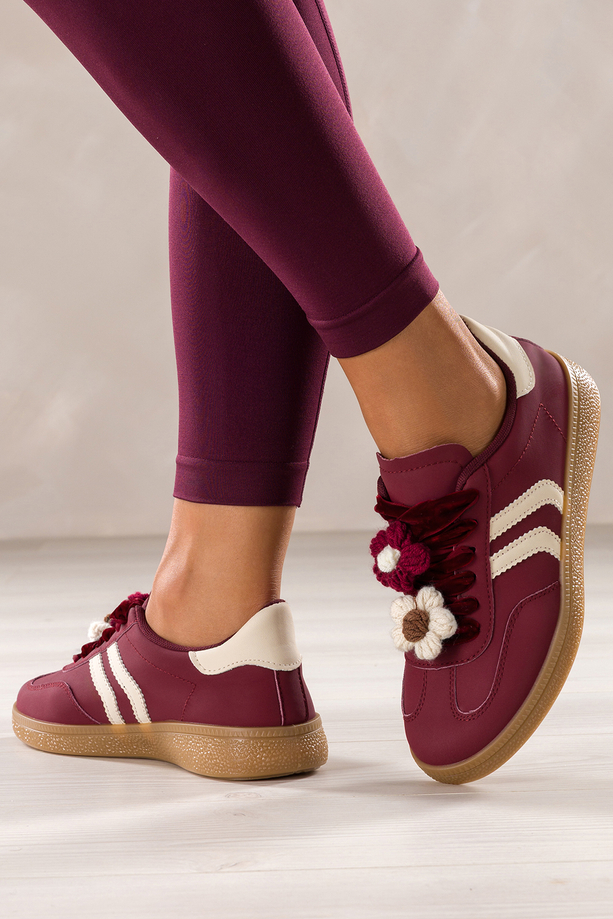 Bordowe sneakersy damskie buty sportowe na platformie welurowe sznurówki z odpinanymi kwiatami beżowe wstawki Carla X6087