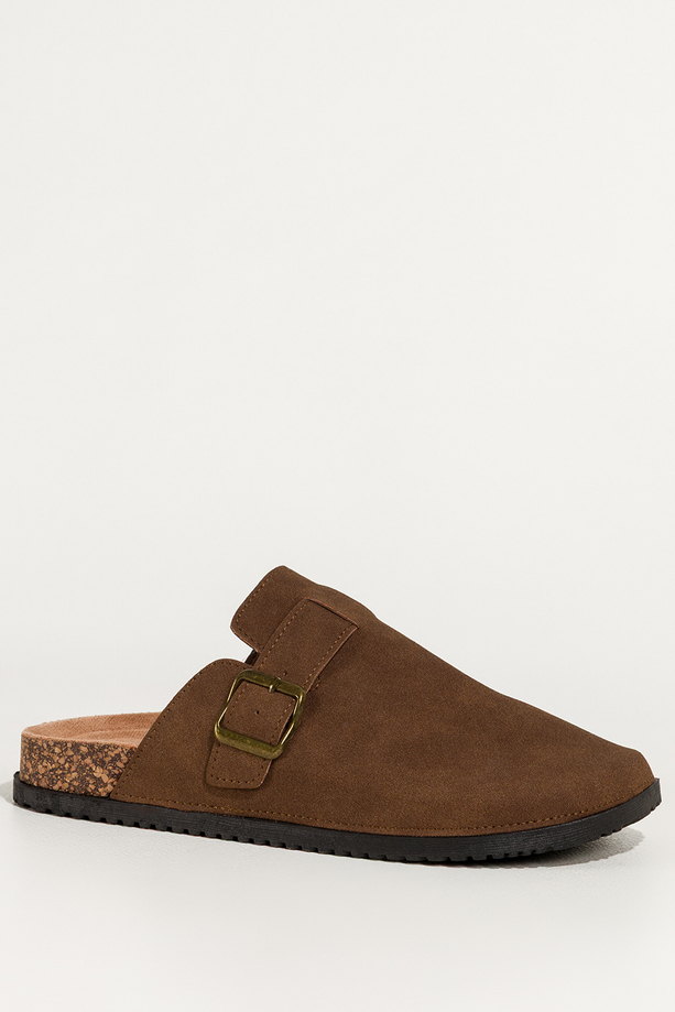 Czekoladowe klapki damskie na profilowanej płaskiej podeszwie pasek ze złotą klamrą Carla KH66K