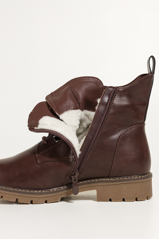 Czekoladowe botki damskie z ozdobami na niskim bieżnikowanym obcasie sznurowane Casu QO2489-6