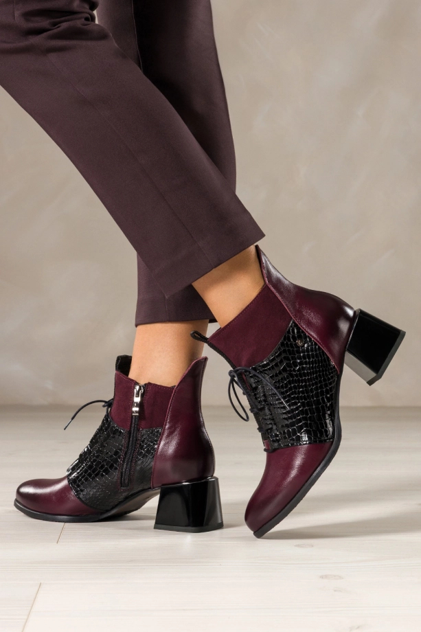 Bordowe botki skórzane damskie na ozdobnym klocku lakierowane wstawki z wzorem wężowym sznurowane PRODUKT POLSKI Casu 39496