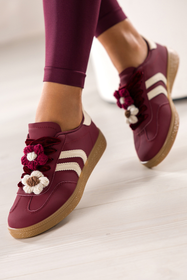 Bordowe sneakersy damskie buty sportowe na platformie welurowe sznurówki z odpinanymi kwiatami beżowe wstawki Carla X6087