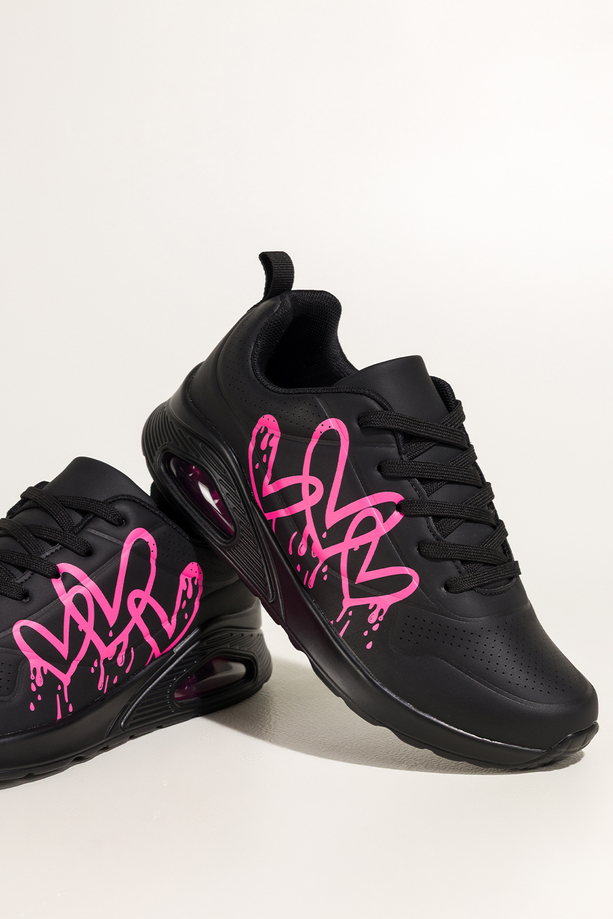 Czarne sneakersy damskie buty sportowe na koturnie różowe serca na cholewce sznurowane Casu 0992-8