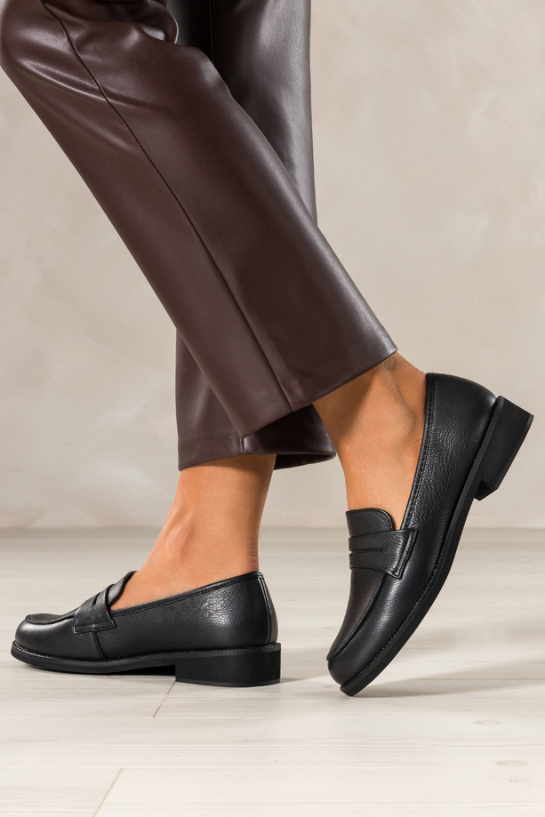 Czarne mokasyny skórzane damskie Sergio Leone na niskim szerokim obcasie ozdobny pasek na cholewce NP74887-H