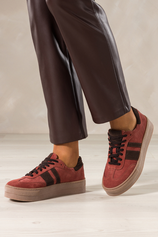 Rude sneakersy skórzane damskie buty sportowe na platformie z czekoladowymi wstawkami sznurowane PRODUKT POLSKI Casu M8707
