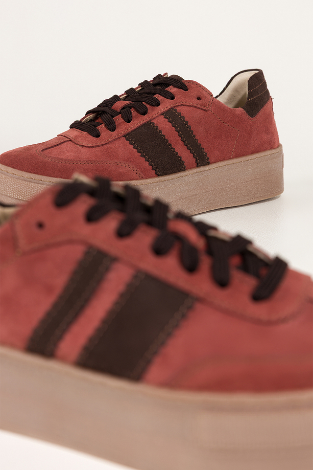 Rude sneakersy skórzane damskie buty sportowe na platformie z czekoladowymi wstawkami sznurowane PRODUKT POLSKI Casu M8707