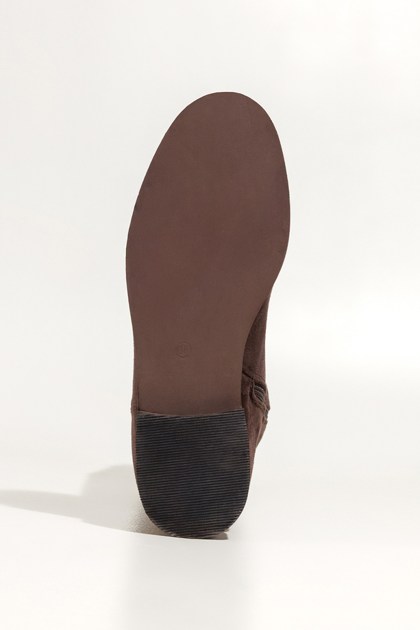 Czekoladowe kozaki damskie przed kolano na cholewce pasek z ozdobą niski obcas klocek Casu 11-7