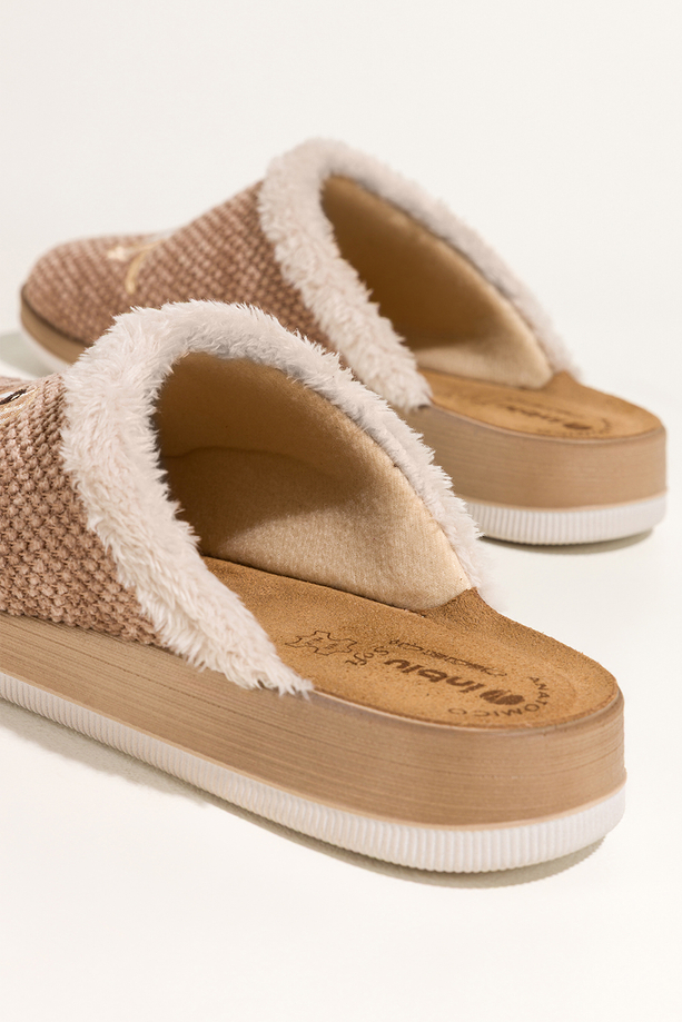 Beżowe kapcie damskie Inblu obuwie domowe z aplikacją psa skórzana wkładka soft XG999957