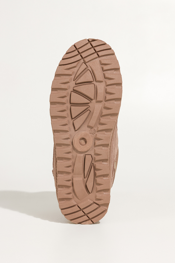 Ciemnobeżowe sneakersy damskie z futerkiem na bieżnikowanej platformie ozdobne sznurówki z wzorem Casu 22337-6