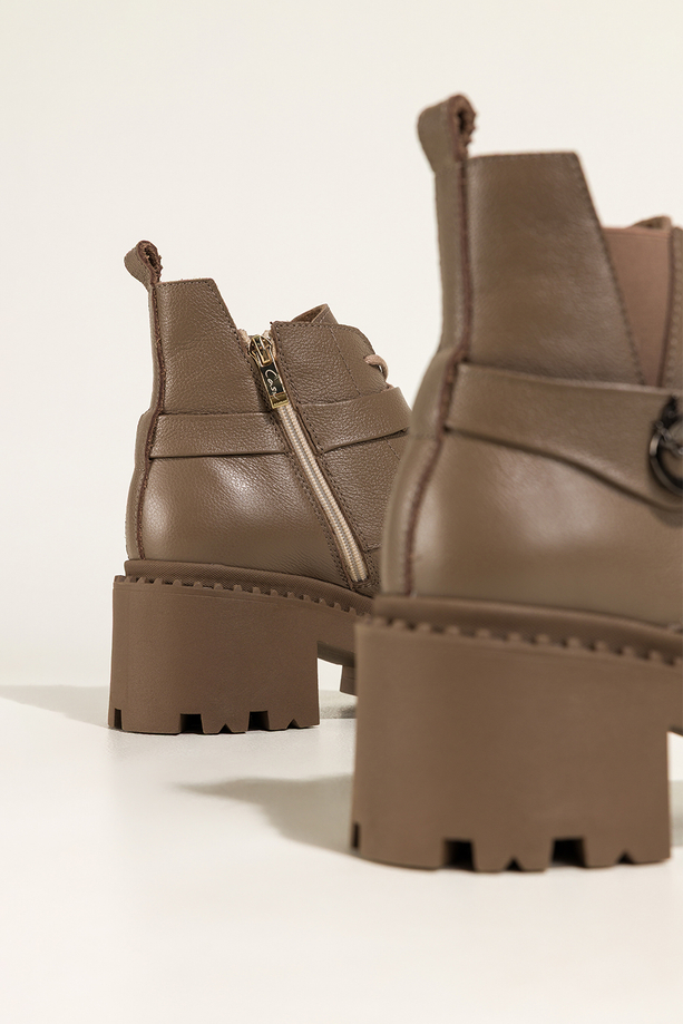Ciemnobeżowe botki skórzane damskie workery na bieżnikowanej platformie w cholewce guma pasek ze stalową ozdobą sznurowane PRODUKT POLSKI Casu 39442