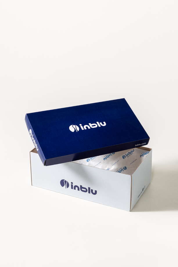 Granatowe kapcie damskie Inblu obuwie domowe z materiału typu baranek ozdobione sercami VG999966