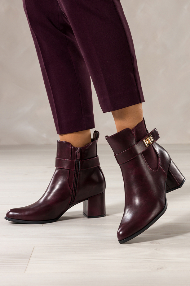 Bordowe botki damskie na szerokim słupku guma w cholewce pasek ze złotą ozdobą Carla 4160