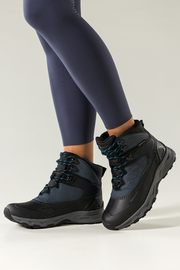 Czarne buty sportowe trekkingowe damskie wodoodporne na bieżnikowanej podeszwie sznurowane granatowe wstawki Casu 7688-2D