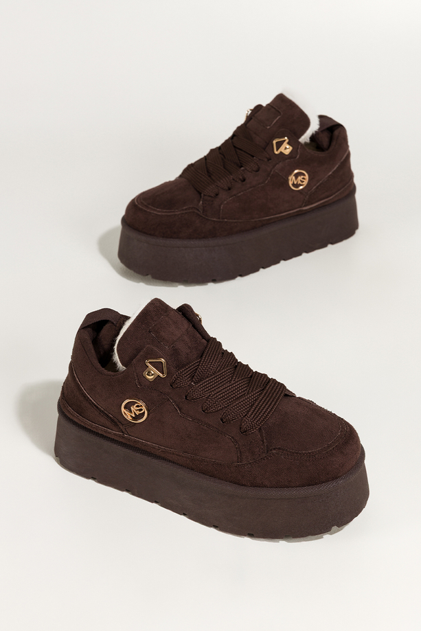 Czekoladowe sneakersy damskie z futerkiem na platformie złota ozdoba sznurowane Casu SB123-8
