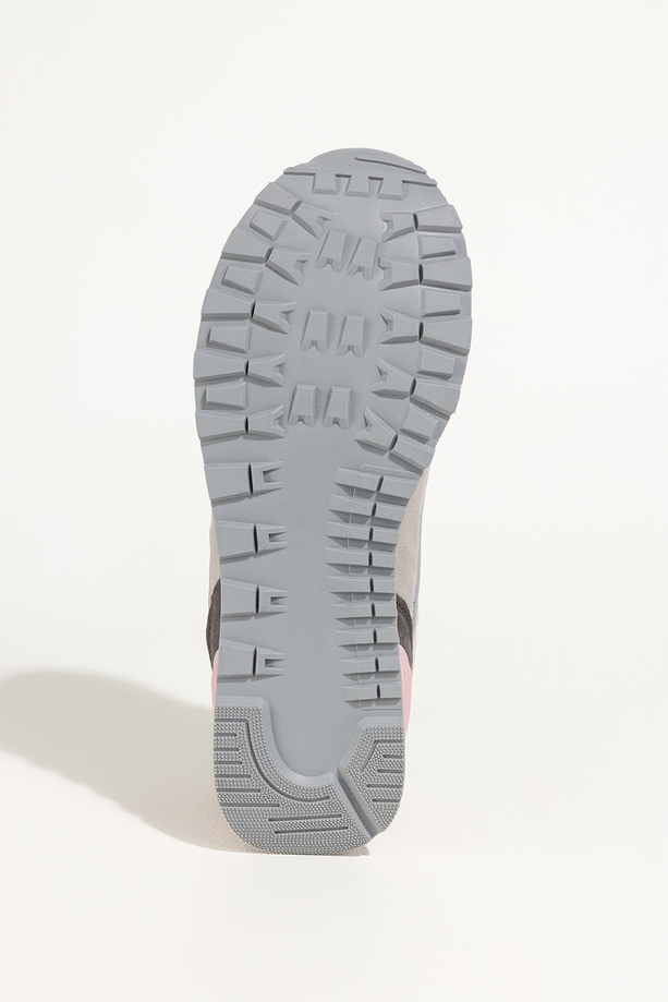 Szare sneakersy damskie buty sportowe na żłobionej podeszwie sznurowane różowe wstawki Casu 7398-0D