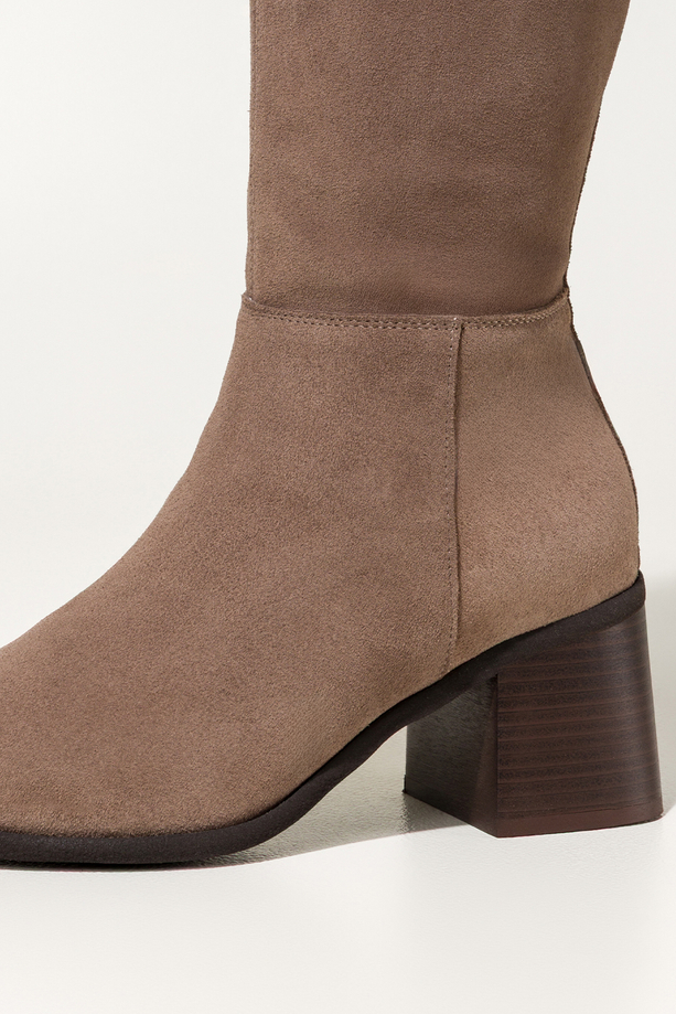 Beżowe kozaki skórzane damskie zamszowe na klocku szeroka cholewka PRODUKT POLSKI Casu 6997-489