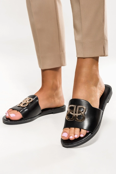 Czarne klapki damskie na szerokim pasku złota ozdoba z cyrkoniami ozdobna podeszwa Casu 2407-1