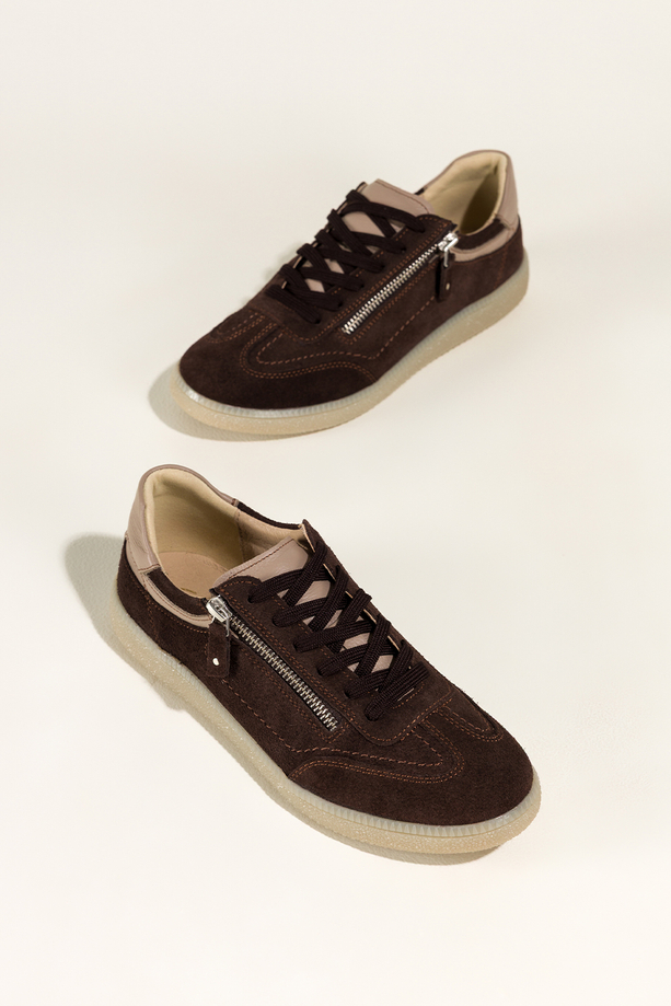 Czekoladowe sneakersy skórzane damskie buty sportowe na elastycznej podeszwie beżowe wstawki zamek w cholewce sznurowane PRODUKT POLSKI Casu M8716