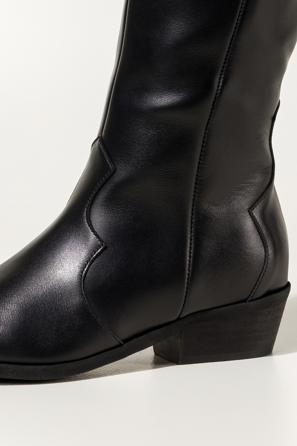 Czarne kozaki skórzane damskie kowbojki na ściętym klocku wycięta cholewka z ozdobnymi paskami PRODUKT POLSKI Casu 7000-899