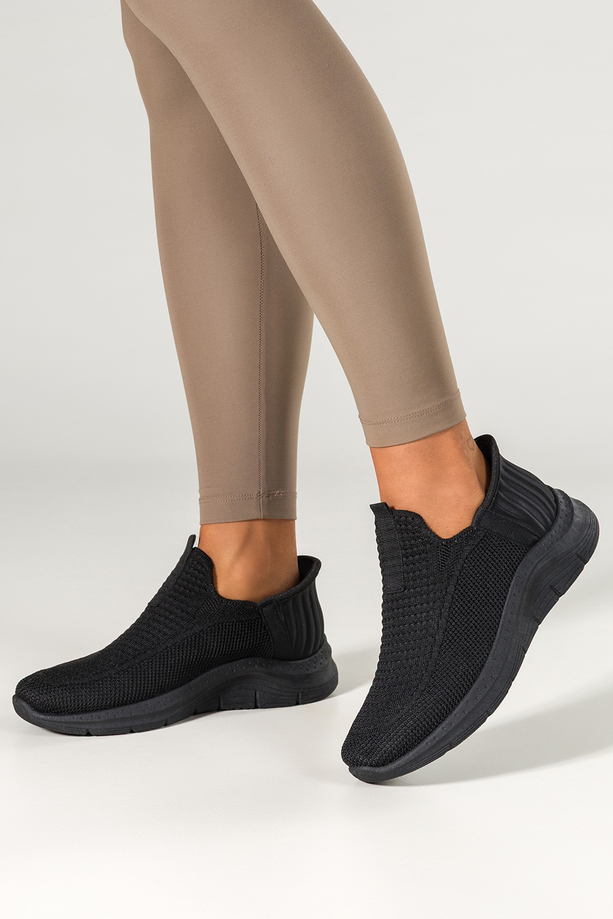 Czarne buty sportowe slip on damskie sneakersy z perforacją wsuwane Carla PDJ268