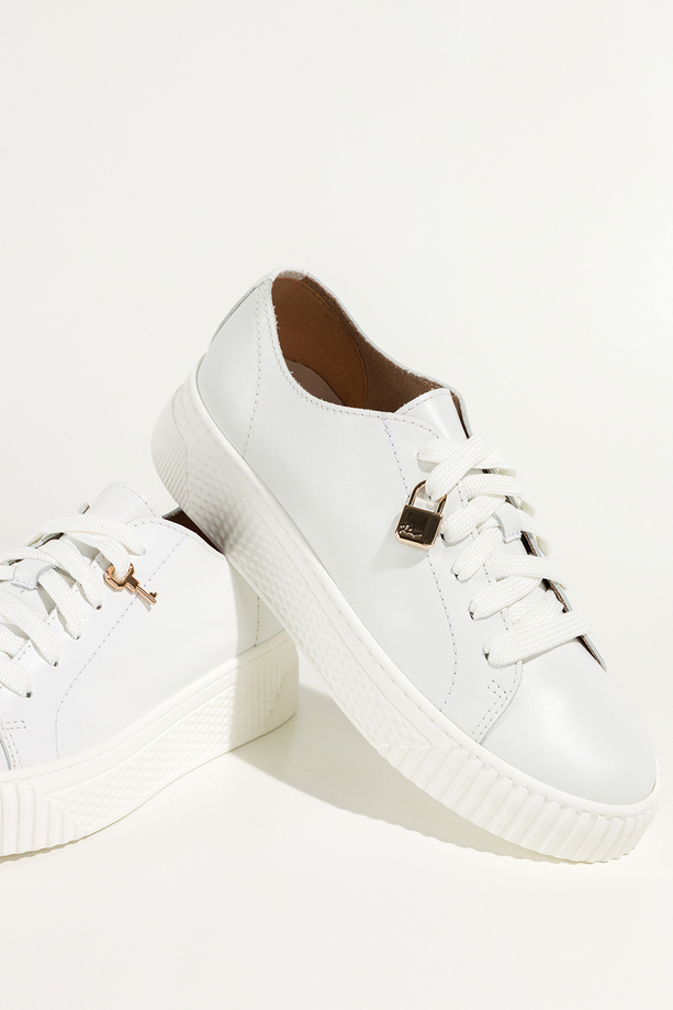 Białe sneakersy skórzane damskie buty sportowe na platformie z kłódką sznurowane PRODUKT POLSKI Casu 1145