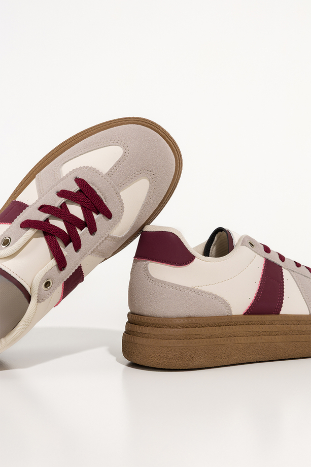 Beżowe sneakersy damskie buty sportowe na beżowej platformie bordowe wstawki sznurowane Carla YO464