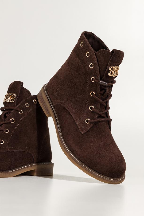 Czekoladowe botki damskie skórzane płaska podeszwa z przeszyciami złota ozdoba na języku nity sznurowane Carla B194-7